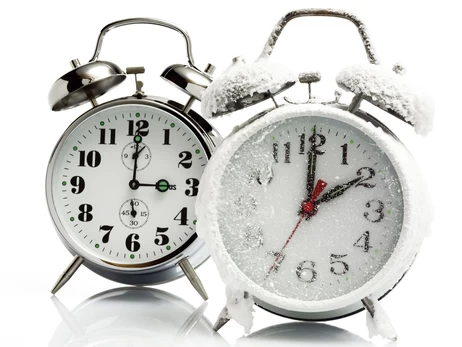 Переводим стрелки на час назад: все, что нужно знать о переходе на зимнее время