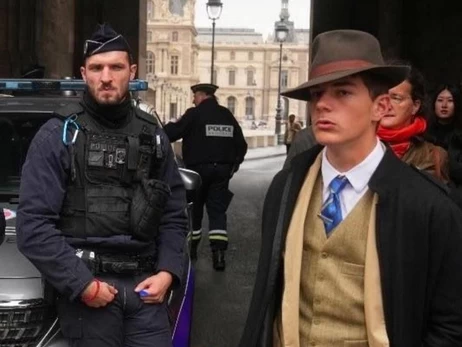 Стильно одетый мужчина в шляпе стал звездой соцсетей из-за фото у Лувра после ограбления