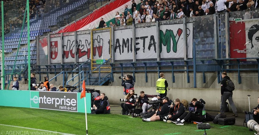 Посол Украины отреагировал на провокационные баннеры польских болельщиков на матче 