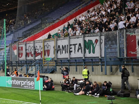 Посол Украины отреагировал на провокационные баннеры польских болельщиков на матче 