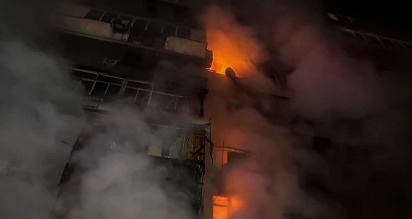 Россияне попали дроном по многоэтажке в Киеве: погибли три человека, среди раненых - дети