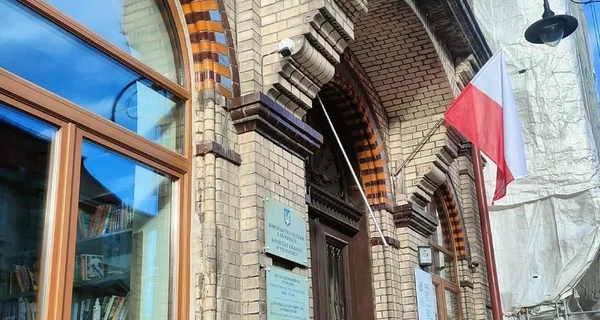 В Перемышле неизвестные сорвали украинский флаг со здания консульства