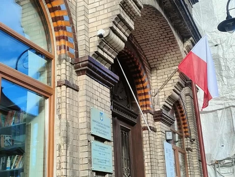 У Перемишлі невідомі зірвали український прапор з будівлі консульства