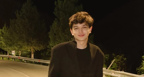 Россиянин Аkmal на концерте в Казахстане отказался от подарка в сине-желтом пакете: его выступления отменили