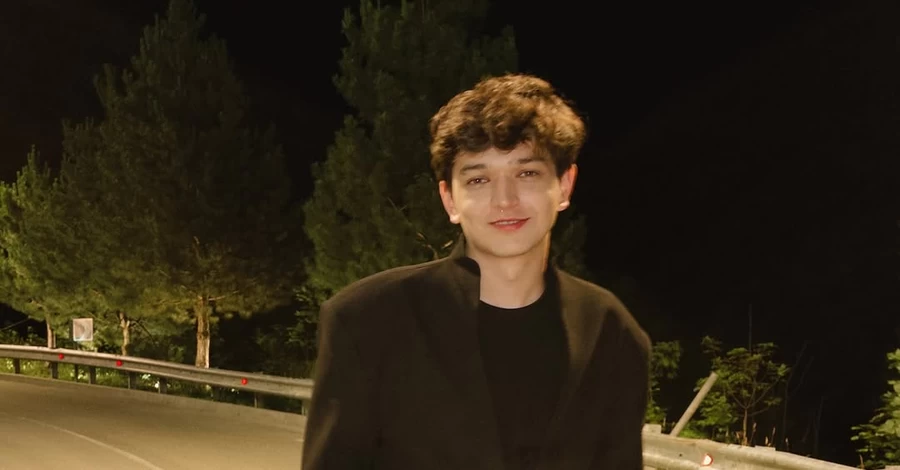 Росіянин Аkmal на концерті в Казахстані відмовився від подарунка у синьо-жовтому пакеті: його виступи скасували