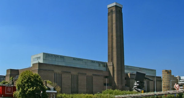 Хлопчик, якого викинули з 10-го поверху лондонської галереї, навчився самостійно пересуватися 