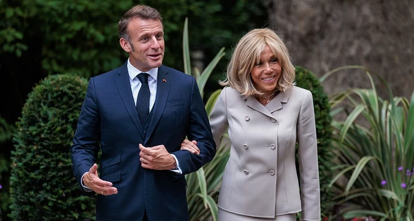 У Франції постали перед судом 10 людей, які назвали дружину Макрона 