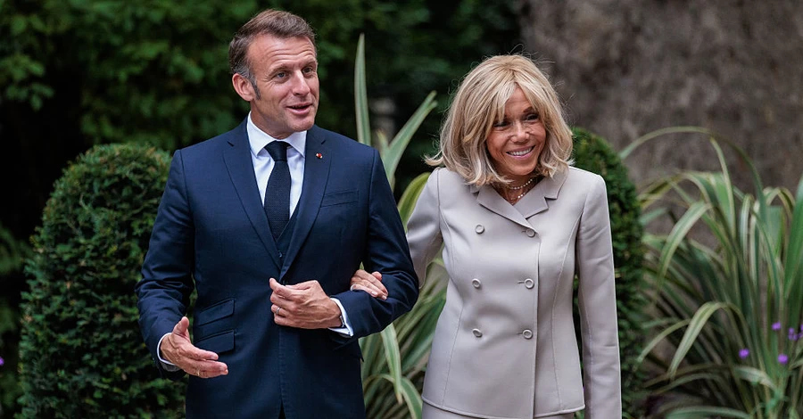 У Франції постали перед судом 10 людей, які назвали дружину Макрона 