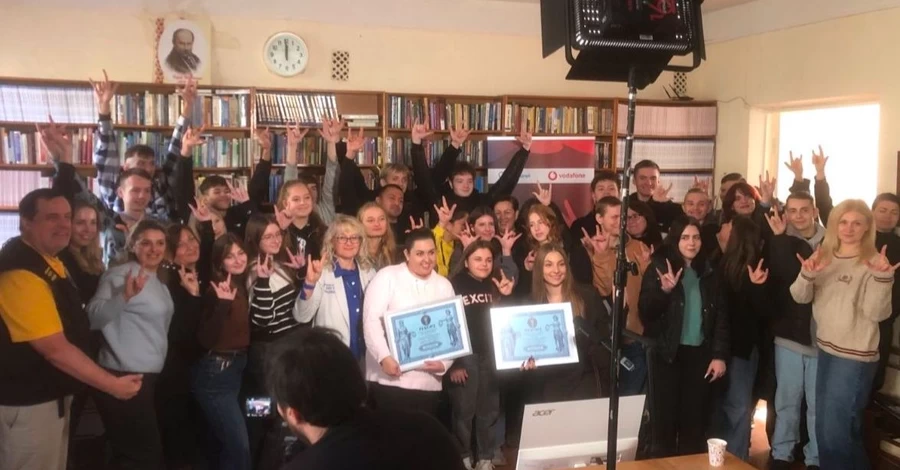 Вперше в Україні встановлено рекорд із наймасовішого написання диктанту жестовою мовою