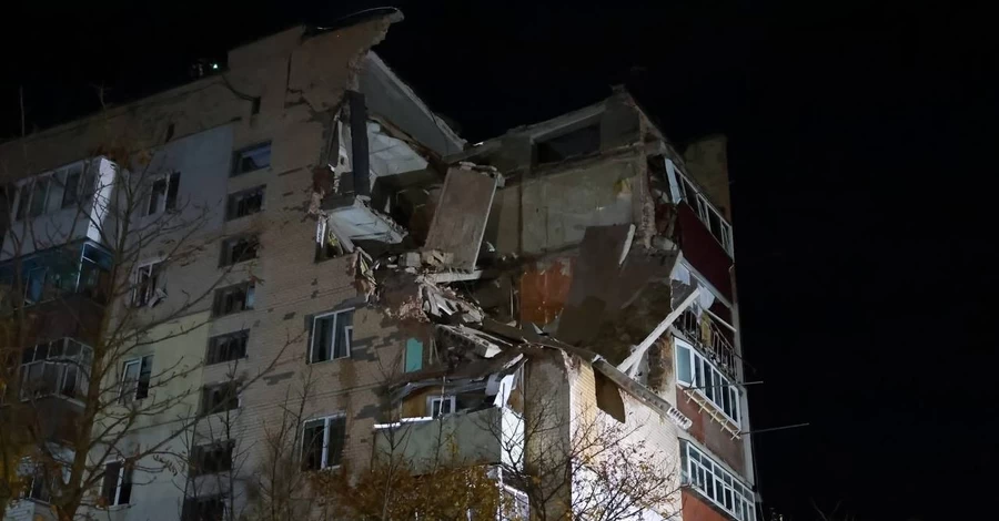 Вибух у Хмельницькому: під завалами може бути жінка, версія з газом — не остаточна