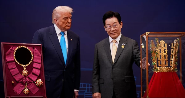Президент Кореї подарував Трампу золоту корону та нагородив орденом