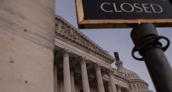 Шатдаун в США: бедные могут остаться без талонов на еду, авиадиспетчеры уходят в курьеры