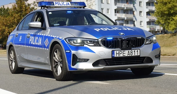 В Польше задержали двух мужчин, сорвавших национальный флаг с консульства Украины 