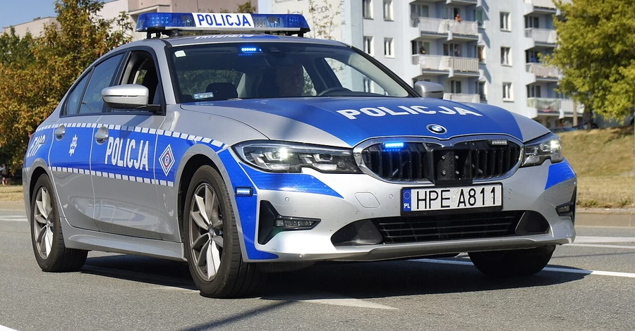 В Польше задержали двух мужчин, сорвавших национальный флаг с консульства Украины 