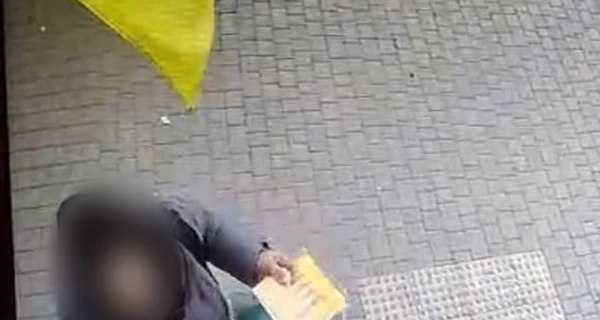 В Одессе вручили подозрение женщине, которая выбросила в мусорку украинский флаг