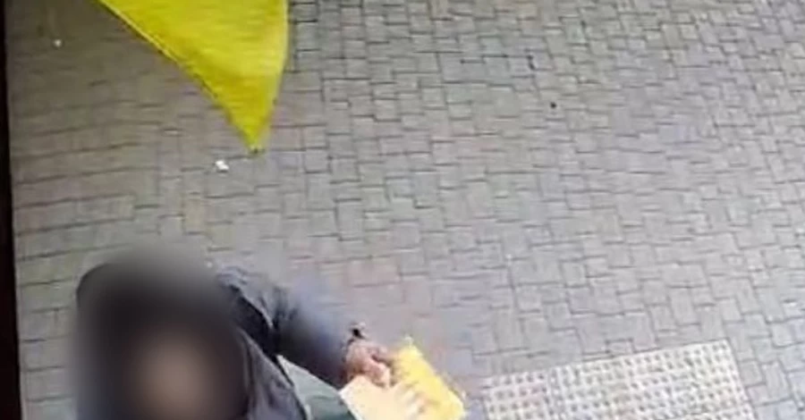 В Одессе вручили подозрение женщине, которая выбросила в мусорку украинский флаг