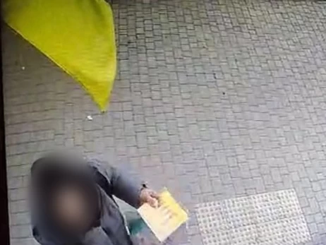 В Одессе вручили подозрение женщине, которая выбросила в мусорку украинский флаг