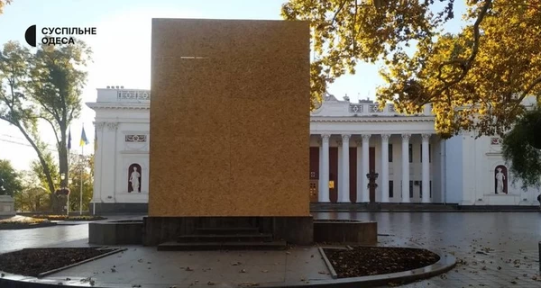 В Одессе памятник Пушкину закрыли фанерой вместо того, чтобы демонтировать