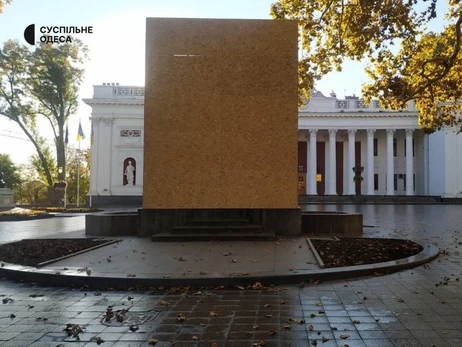 В Одессе памятник Пушкину закрыли фанерой вместо того, чтобы демонтировать