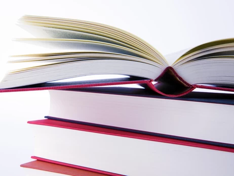 Коллин Гувер, Илларион Павлюк и Агата Кристи возглавили рейтинг продаж по программе 