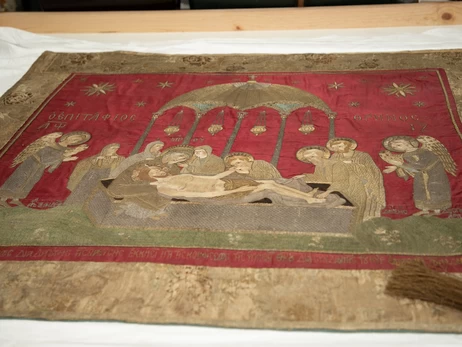 В Киеве показали отреставрированную плащаницу XVIII века из Мариуполя