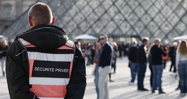 Следы ДНК, тайны музейной охраны и загадочный эксперт: новые подробности ограбления Лувра