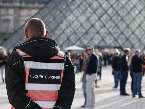 Следы ДНК, тайны музейной охраны и загадочный эксперт: новые подробности ограбления Лувра