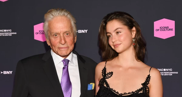 22-летняя дочь Дугласа и Зеты Джонс в винтажном платье мамы позировала на публике вместе с отцом