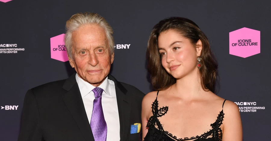 22-летняя дочь Дугласа и Зеты Джонс в винтажном платье мамы позировала на публике вместе с отцом