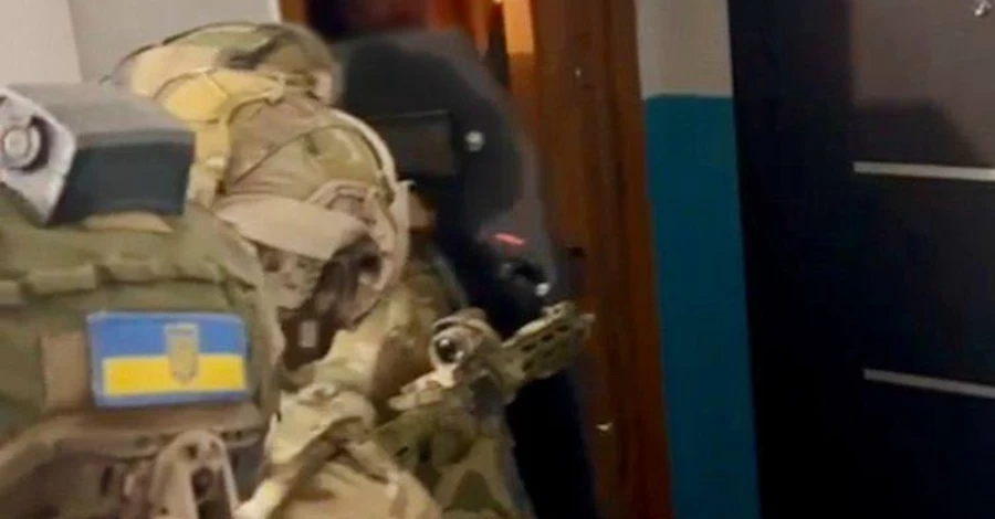 Поліція затримала чоловіка, який влаштував вибух на Укрпошті у Києві