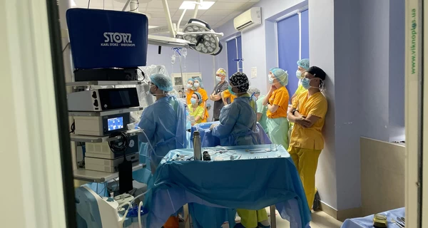 Во Львове врачи с помощью робота-хирурга спасли 16-летнего подростка с редкой опухолью