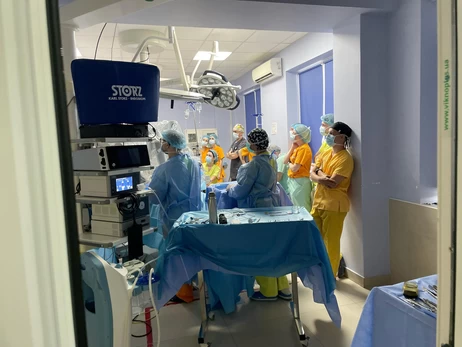 Во Львове врачи с помощью робота-хирурга спасли 16-летнего подростка с редкой опухолью