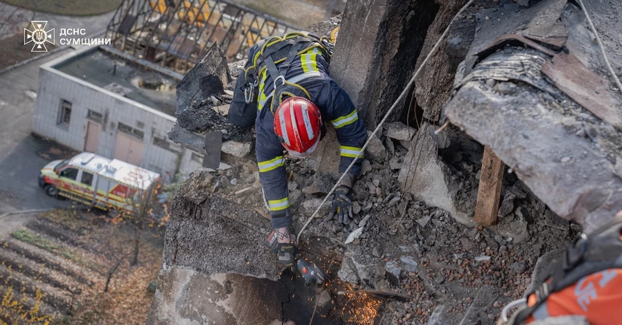 У Сумах завершили рятувальні роботи на місці російського удару по житловому будинку