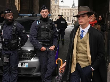 “Детектив” с вирусной фотографии возле ограбленного Лувра оказался школьником