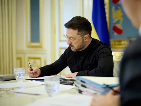 Президент подписал закон о временном бронировании для устройства на предприятия ОПК