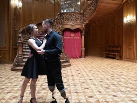 Танцює навіть на протезах: ветеран, який втратив обидві ноги, відкрив у Львові студію танцю