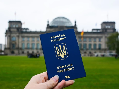 Статус беженца отменят: как украинцам легально остаться в ЕС после этого