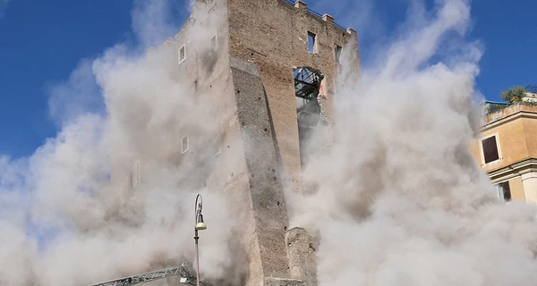 В Риме обрушилась средневековая башня вблизи Колизея, есть пострадавшие