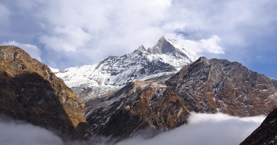 П'ять іноземців і два гіди загинули внаслідок сходження лавини в Непалі