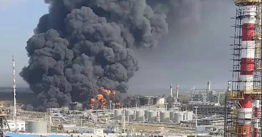 Дефицит топлива и простой НПЗ: как удары ВСУ ломают экономику России