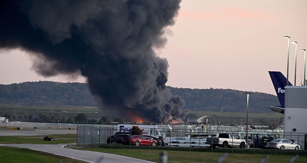 В США недалеко от аэропорта разбился грузовой самолет компании UPS, погибли семь человек