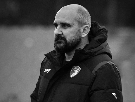 Тренер сербского футбольного клуба умер во время матча