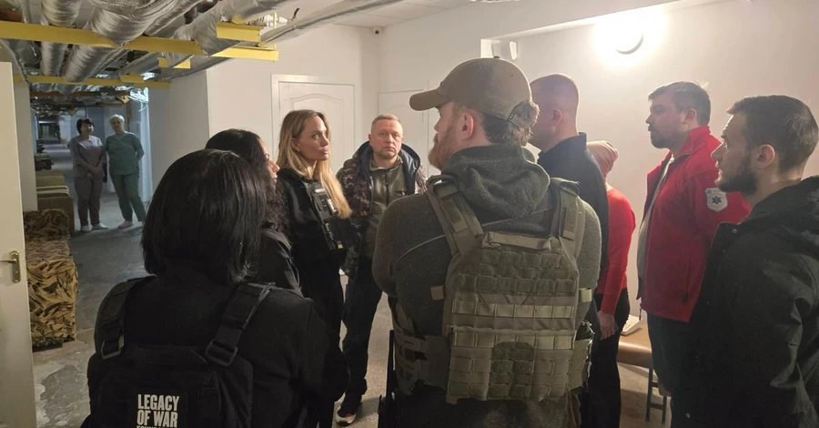 Кроме Херсона Джоли побывала в Николаеве, ее приезд организовал британский фотограф