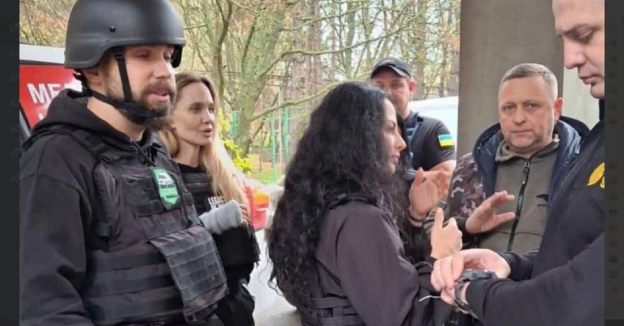 Анджеліна Джолі прибула до України пішки, – Politico