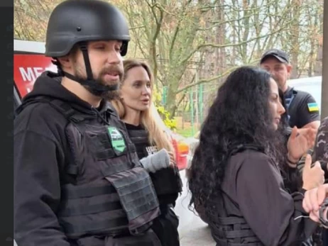 Анджеліна Джолі прибула до України пішки, – Politico