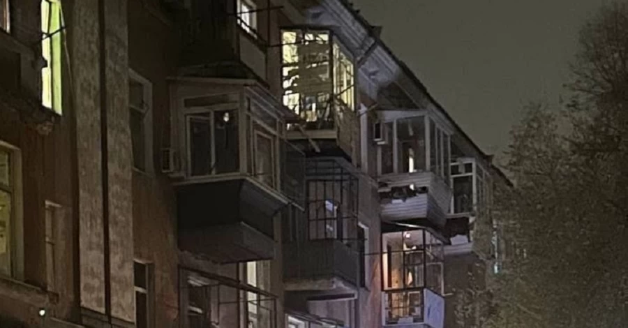 Россияне ударили беспилотником по многоэтажке в Днепре, есть травмированные