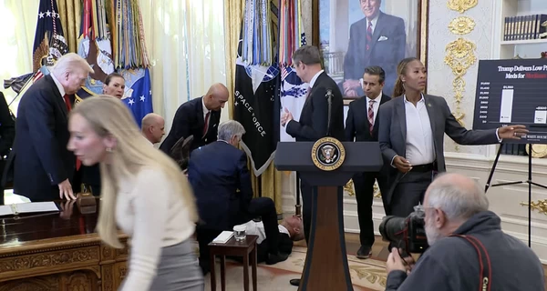 В Белом доме мужчина потерял сознание в прямом эфире и едва не сорвал брифинг Трампа  