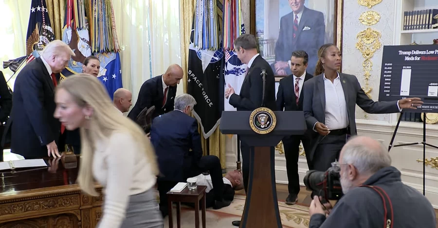 У Білому домі чоловік знепритомнів у прямому ефірі і ледве не зірвав брифінг Трампа  