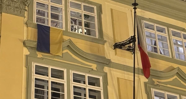 У Чехії депутати вивісили на будівлі парламенту три прапори України