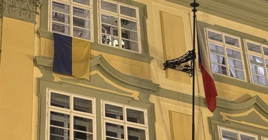 В Чехии депутаты вывесили на здании парламента три флага Украины